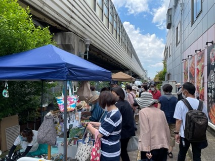 アートフリーマーケット 多くの人出でにぎわう