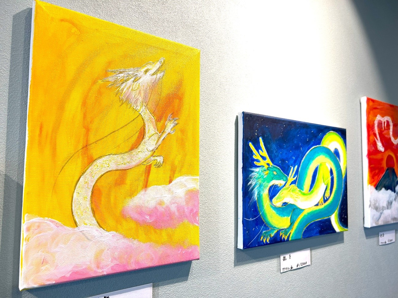 習志野のカフェでアーティスト・はくろさん個展　「笑顔の竜に会いに来て」